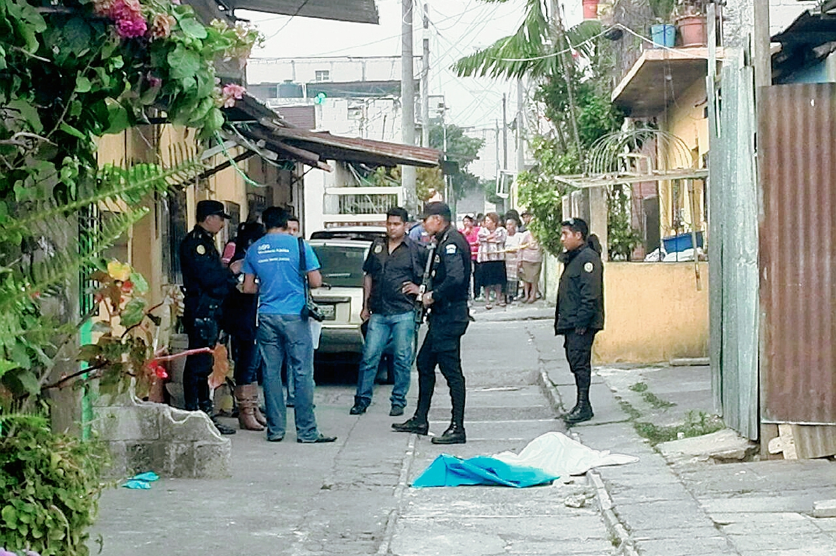 Agentes de la Policía Nacional Civil en la escena del crimen en donde fue localizada la cabeza de una mujer en la colonia Carolingia, zona 6 de Mixco. (Foto Prensa Libre: Estuardo Paredes).