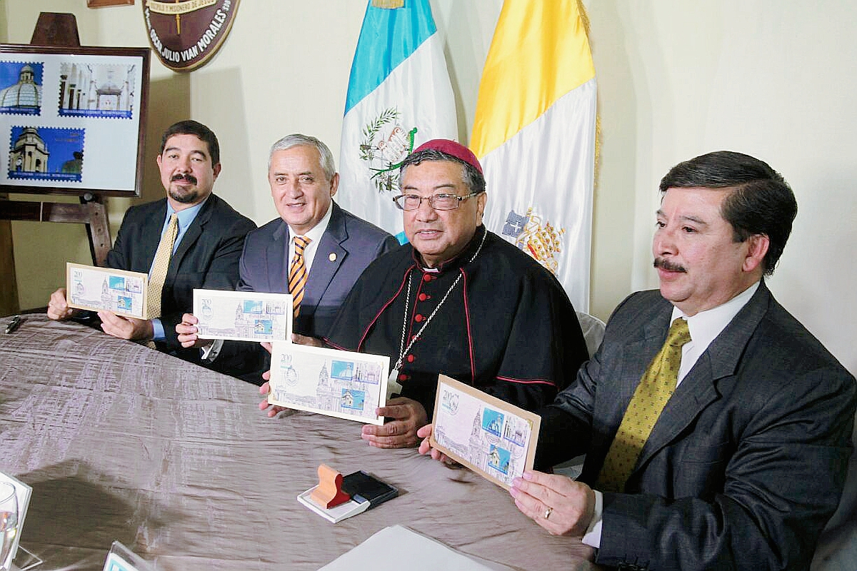 La dirección de Correos ha emitido tres sellos conmemorativos por el bicentenario de la Catedral Metropolitana. (Foto Prensa Libre: Paulo Raquec).