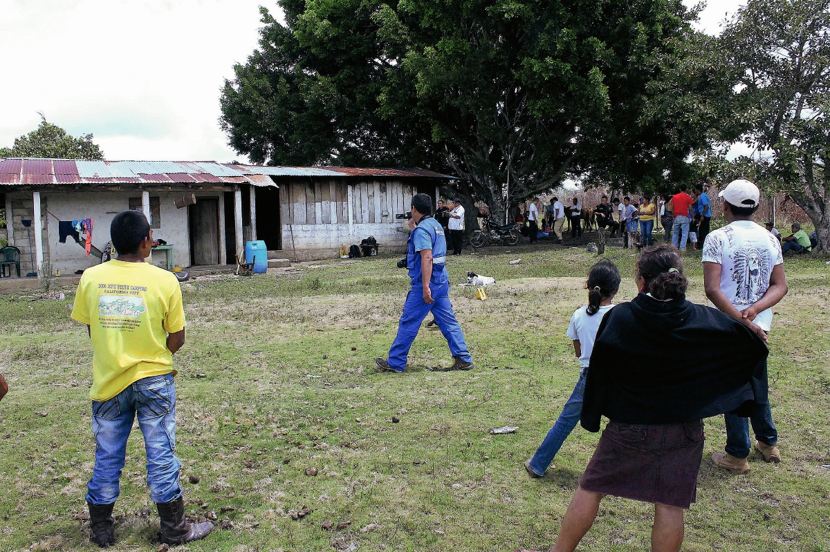 Vecinos de  Poptún  salieron de sus viviendas alarmados por el hallazgo de los cadáveres. (Foto Prensa Libre: Walfredo Obando)
