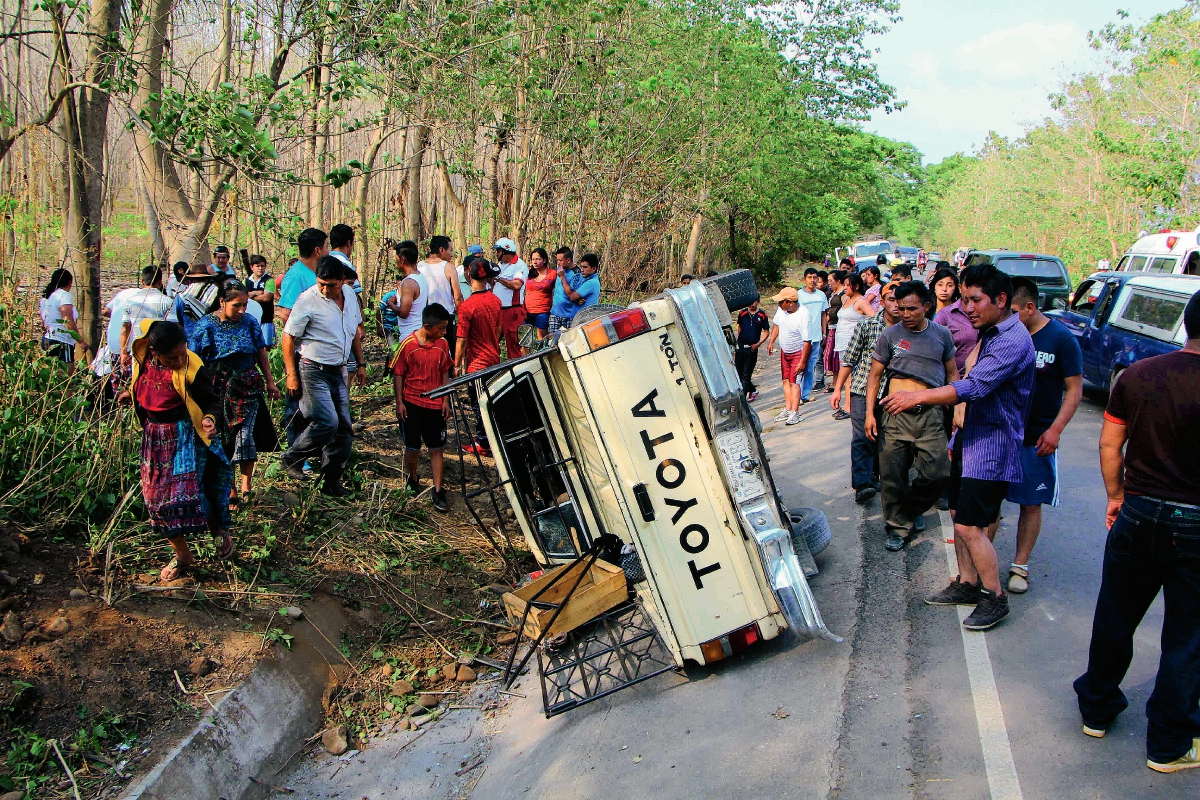 Cuatro personas  resultaron heridas al volcar picop en el kilómetro 200 ruta de Retalhuleu hacia Champerico. (Foto Prensa Libre: Rolando Miranda)