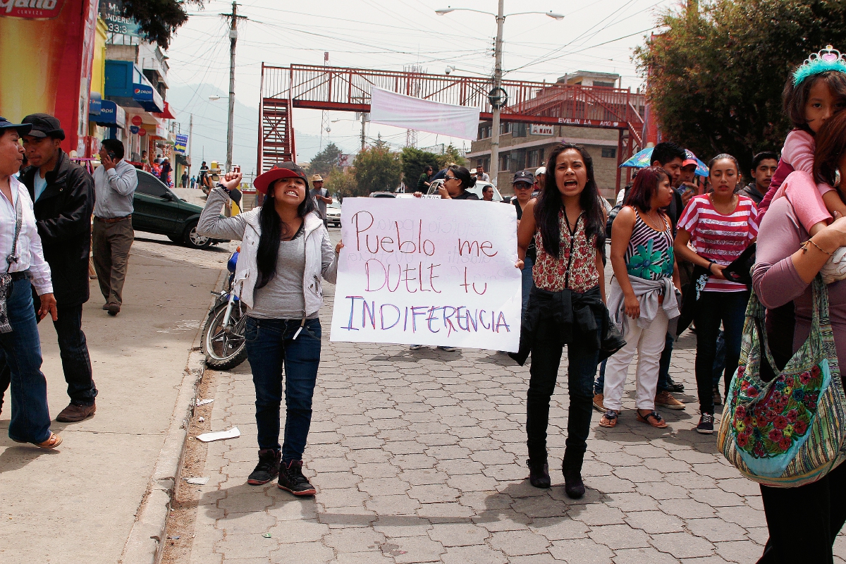 Sociedad civil marcha en San Marcos para pedir renuncia de Roxana Baldetti. (Foto Prensa Libre: Aroldo Marroquín)