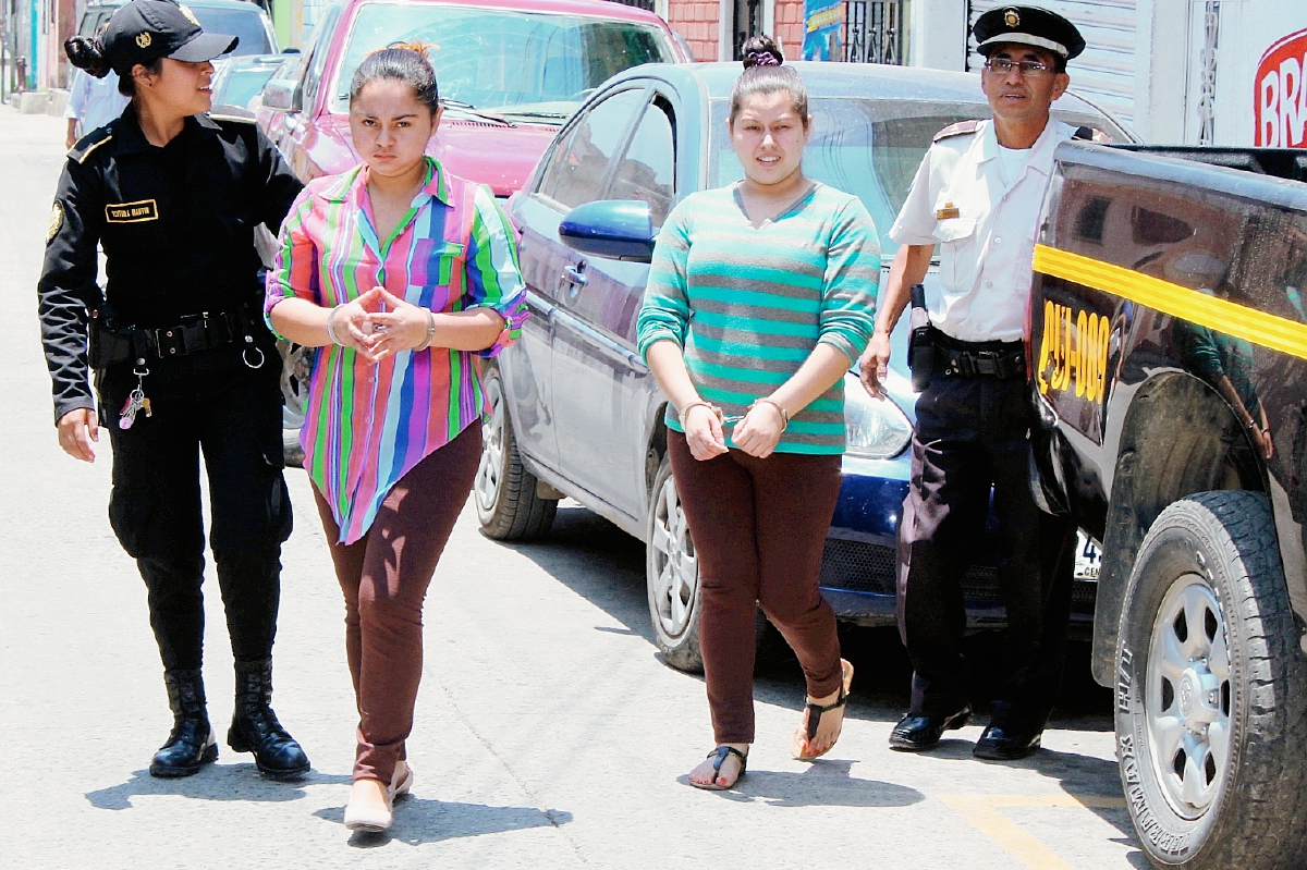 Karla Rapalo  López y Ceilyn Griselda Murillo Cruz fueron capturadas, en el barrio La Democracia, Joyabaj, Quiché. (Foto Prensa Libre: Óscar Figueroa)