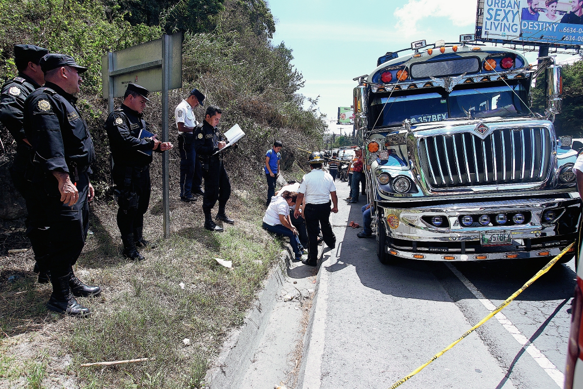 Los buses del transporte extraurbano continúan siendo blanco de asaltos en diferentes rutas del país. (Foto Prensa Libre: Hemeroteca).