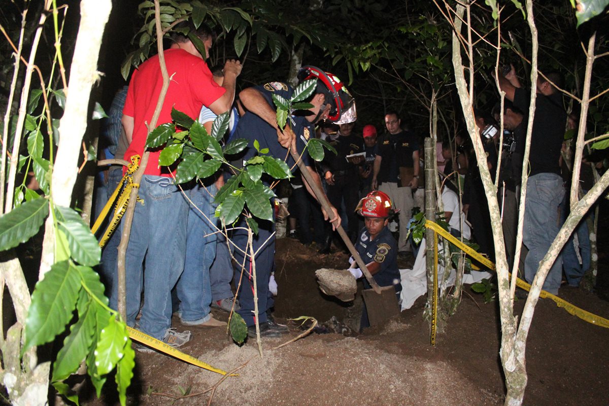 Socorristas ayudan a desenterrar cuerpo de hombre, en una finca de Colomba, Quetzaltenango. (Foto Prensa Libre: Alexánder Coyoy)