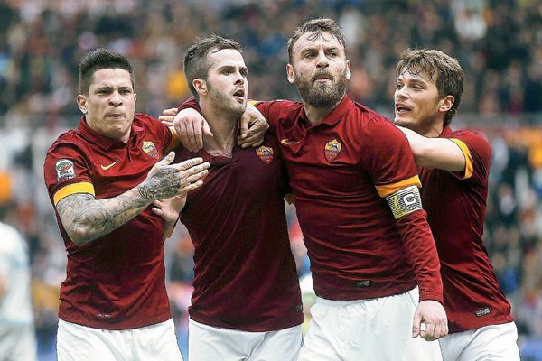 De esta manera festejaron los jugadores de la Roma el gol del triunfo. (Foto Prensa Libre: EFE).