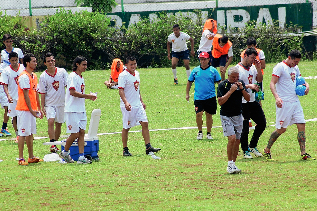 Sergio Pardo —de negro— encabeza al grupo de futbolistas de Coatepeque que se entrenaron este viernes. (Foto Prensa Libre: Alexánder Coyoy)