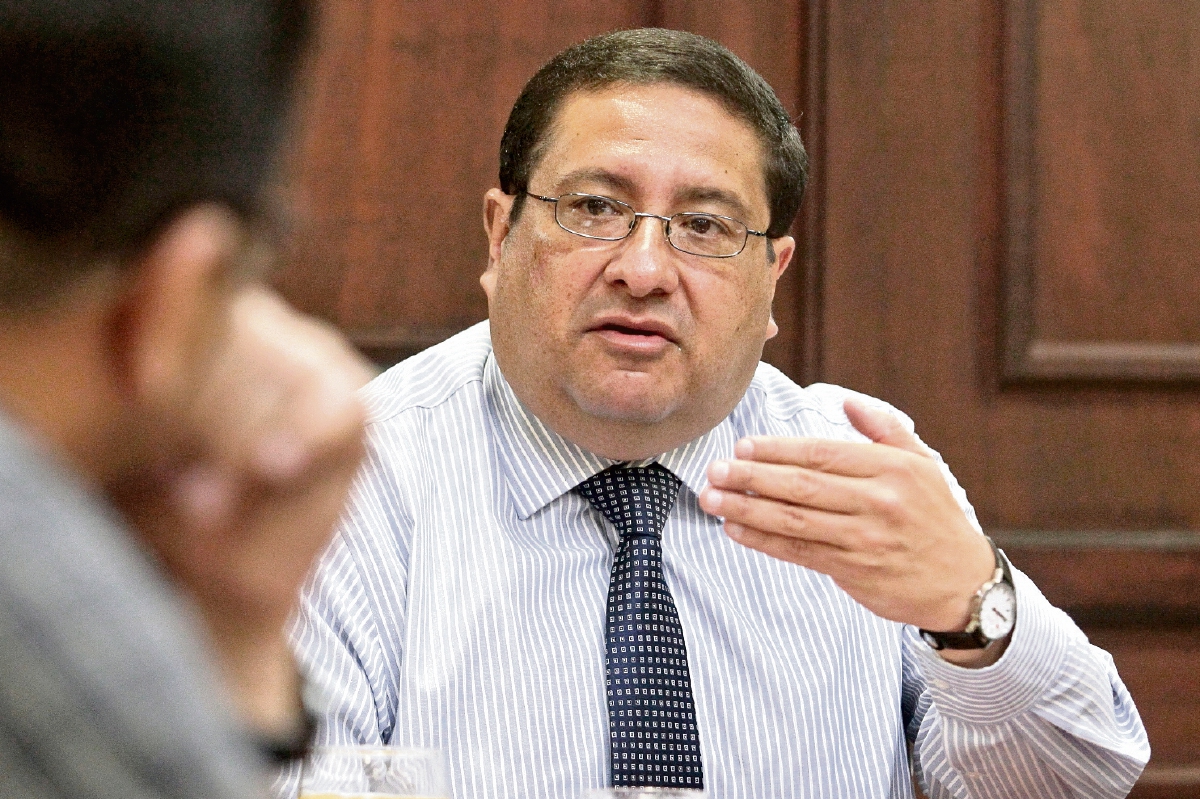 El ministro Dorval Carías dijo ayer que la crisis estará en el cobro. (Foto Prensa Libre: ÁLVARO INTERIANO)