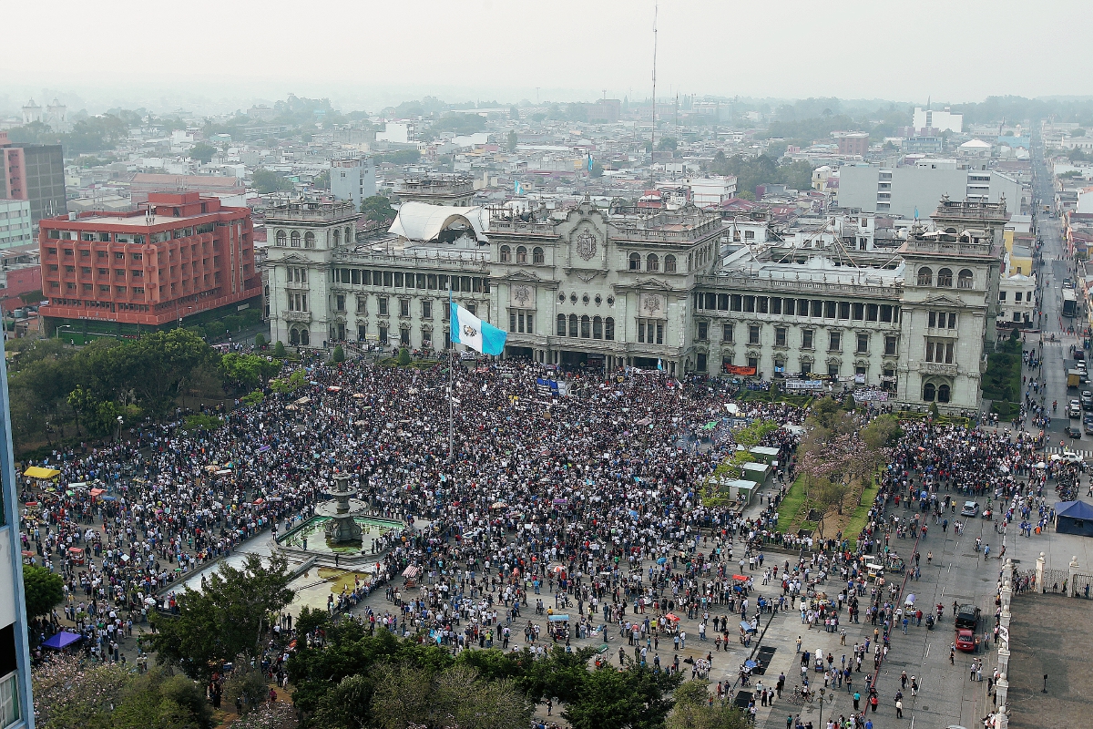 Miles de guatemaltecos exigen, en la Plaza de la Constitución, la renuncia del binomio presidencial. (Foto Prensa Libre: Hemeroteca PL)