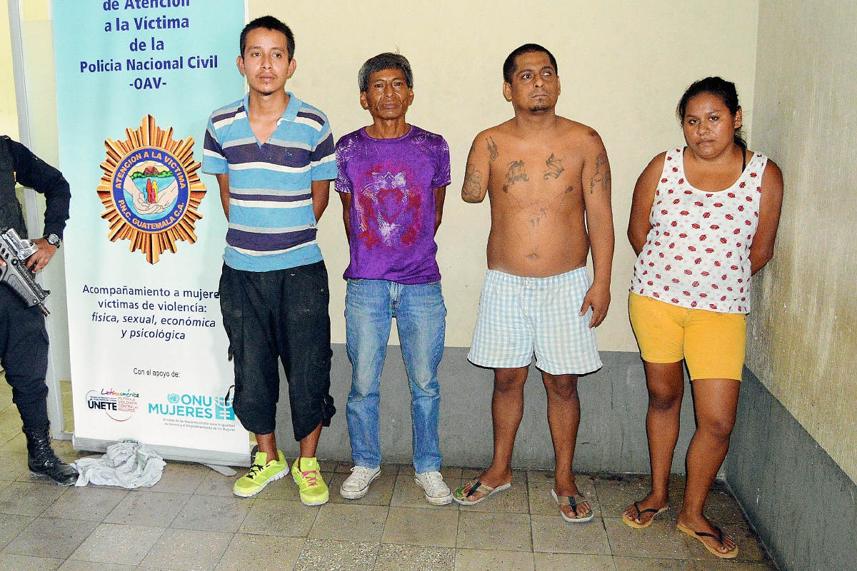 Cuatro de los cinco presuntos extorsionistas capturados en la zona 3 de Zacapa. (Foto Prensa Libre)