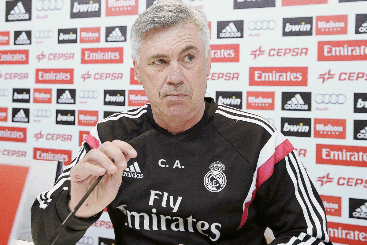 El técnico del Real Madrid, Carlo Ancelotti, durante la rueda de prensa que ofreció este viernes tras el entrenamiento del conjunto blanco. (Foto Prensa Libre: EFE)