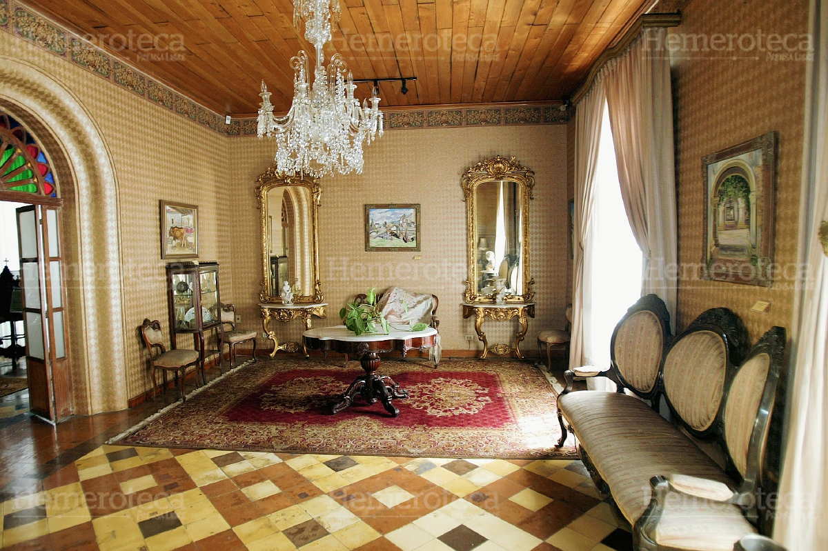 Sala familiar en donde destacan los espejos dorados y la lámpara de cristal. (Foto: Hemeroteca PL)