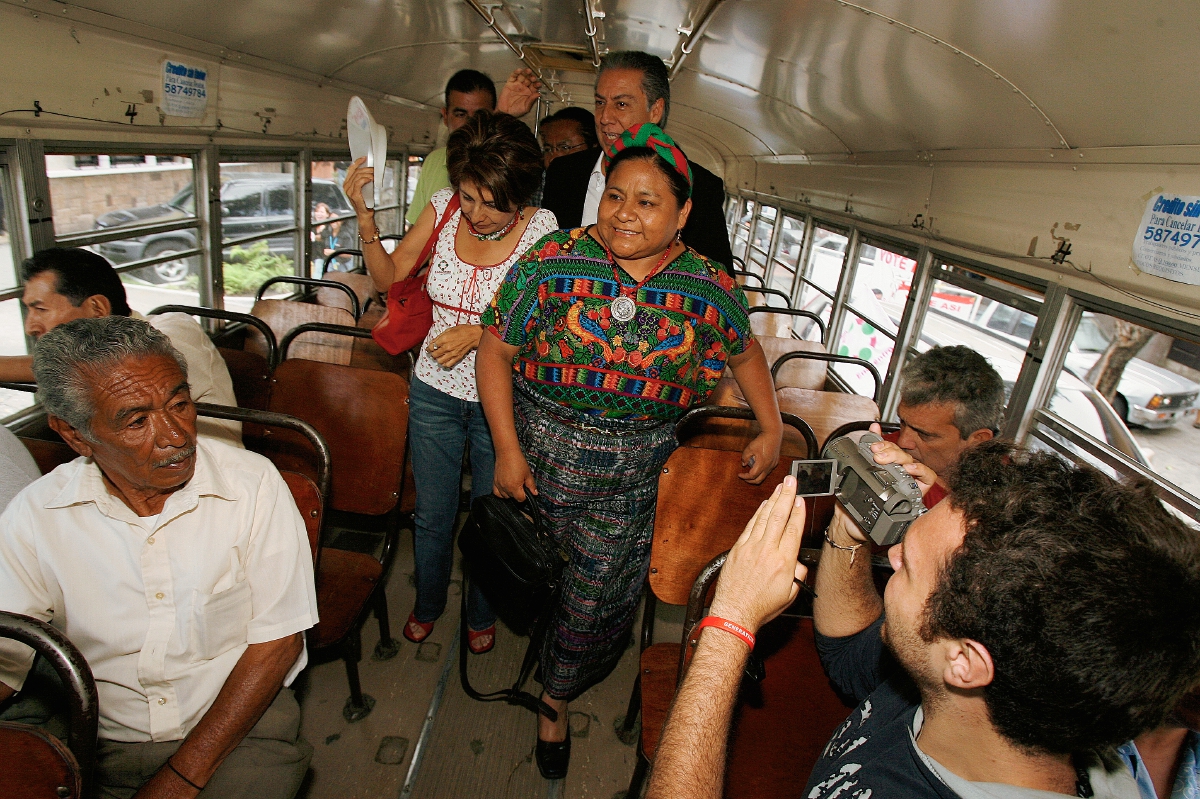 Rigoberta Menchú llega en bus al Registro de Ciudadanos, el 4/7/2007. (Foto: Hemeroteca PL)