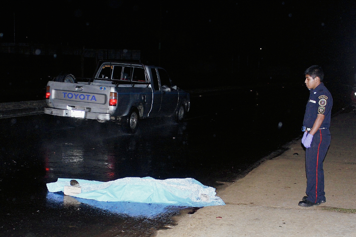 Socorristas de El Tejar, Chimaltenango, esperan que las autoridades acudan al lugar donde murió arrollado Otoniel Elías Velásquez Sucup, en el km 47 de la ruta Interamericana. (Foto Prensa Libre: Renato Melgar)