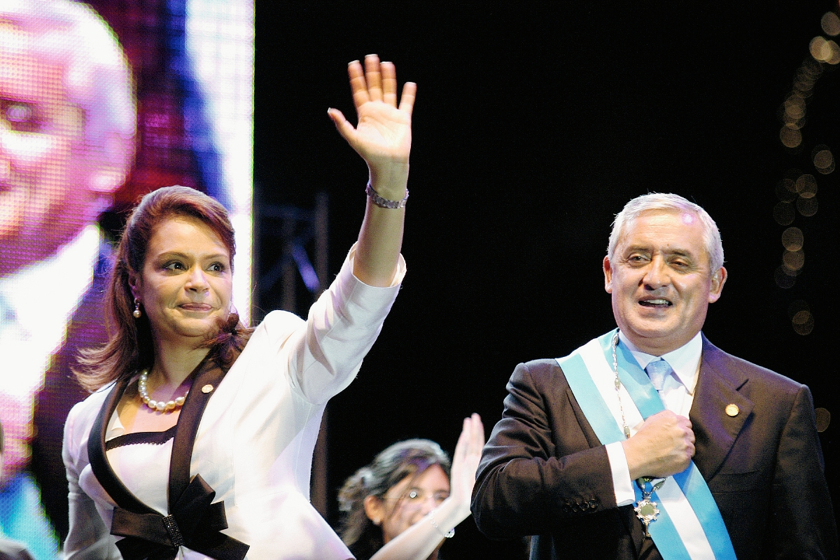 El general Otto Pérez Molina y Roxana Baldetti asumieron los cargos de presidente y vicepresidenta, respectivamente, el 14 de enero del 2012, en el Domo Polideportivo de la zona 13. (Foto Prensa Libre: Hemeroteca)