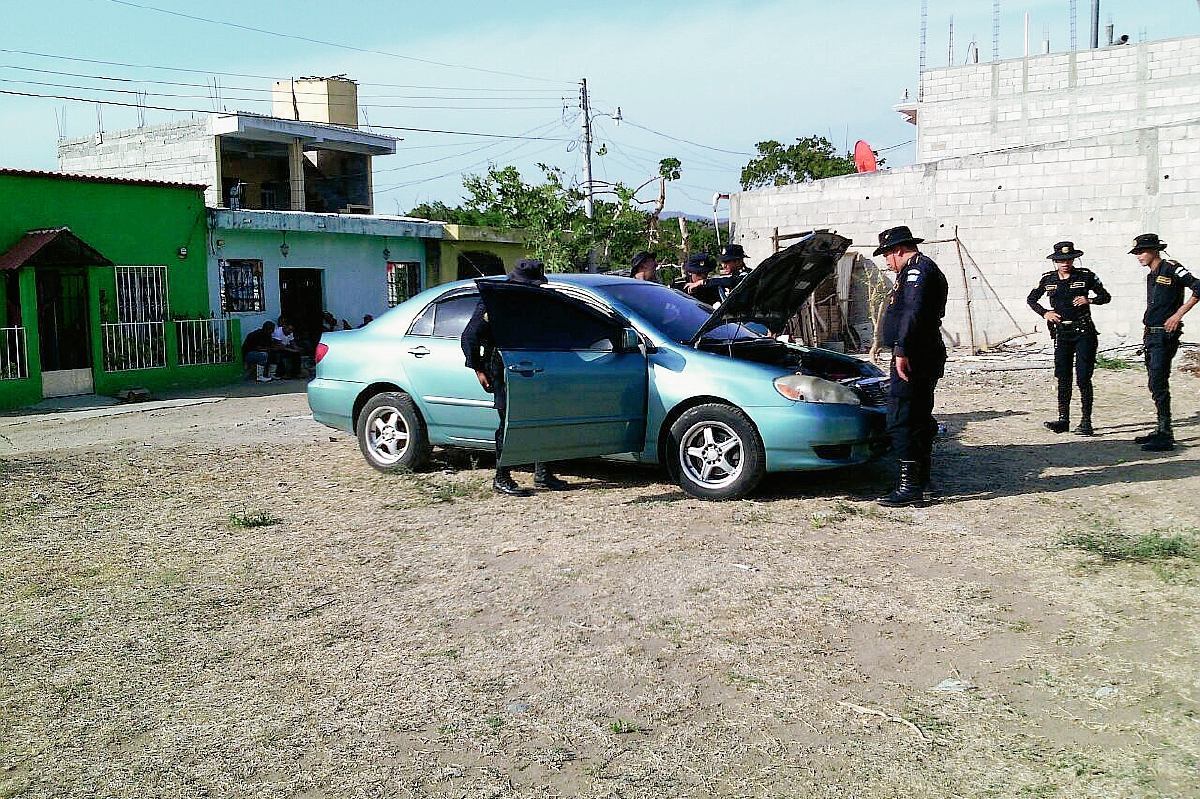 Autoridades inspeccionan el vehículo en el que fue atacado a balazos Julio Alberto Ruiz, en Zacapa. (Foto Prensa Libre)