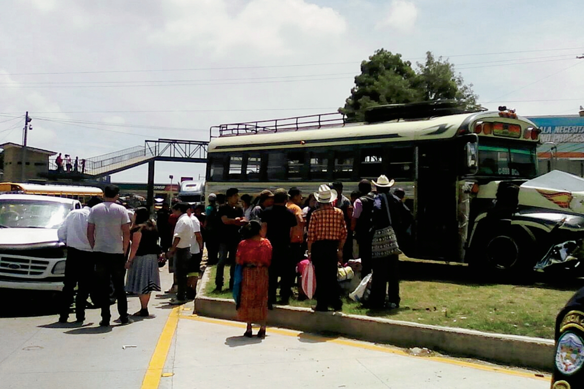 Bomberos Municipales  Departamentales atendieron el percance en el km 64 de la carretera Interamericana, Zaragoza, Chimaltenango. (Foto Prensa Libre: José Rosales)