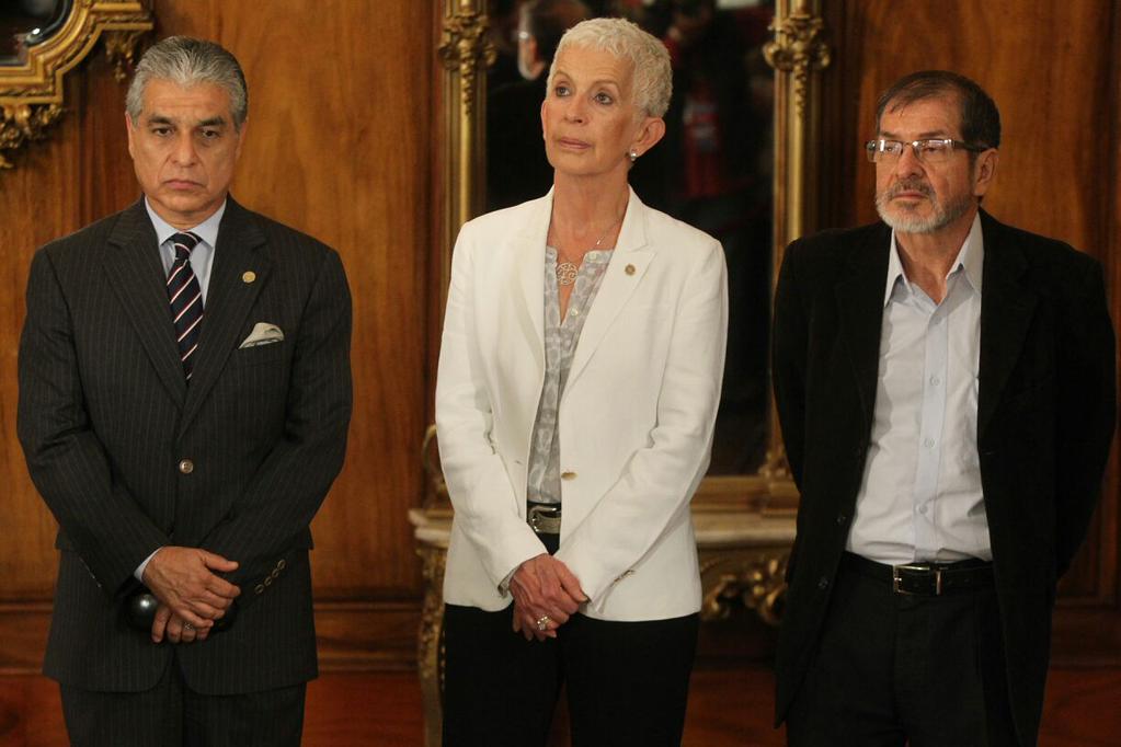 Carlos Contreras, Adela de Torrebiarte y Adrián Zapata comparecen ante los medios de comunicación en el Salón de los Espejos del Palacio Nacional (Foto Prensa Libre) 