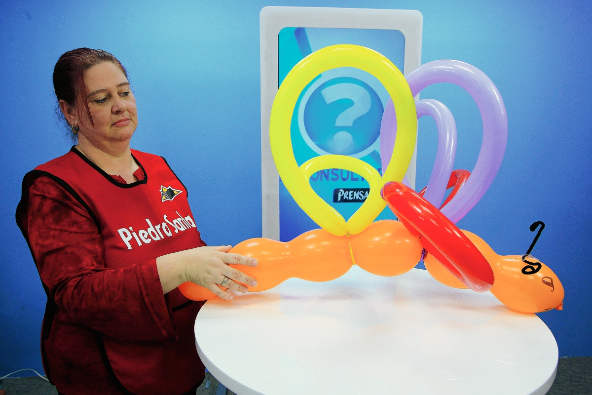 Jenny Roovers, experta en globoflexia, durante el programa de el Consultorio, donde mostró el arte de hacer figuras con globos. (Fotos: Edwin Bercián)