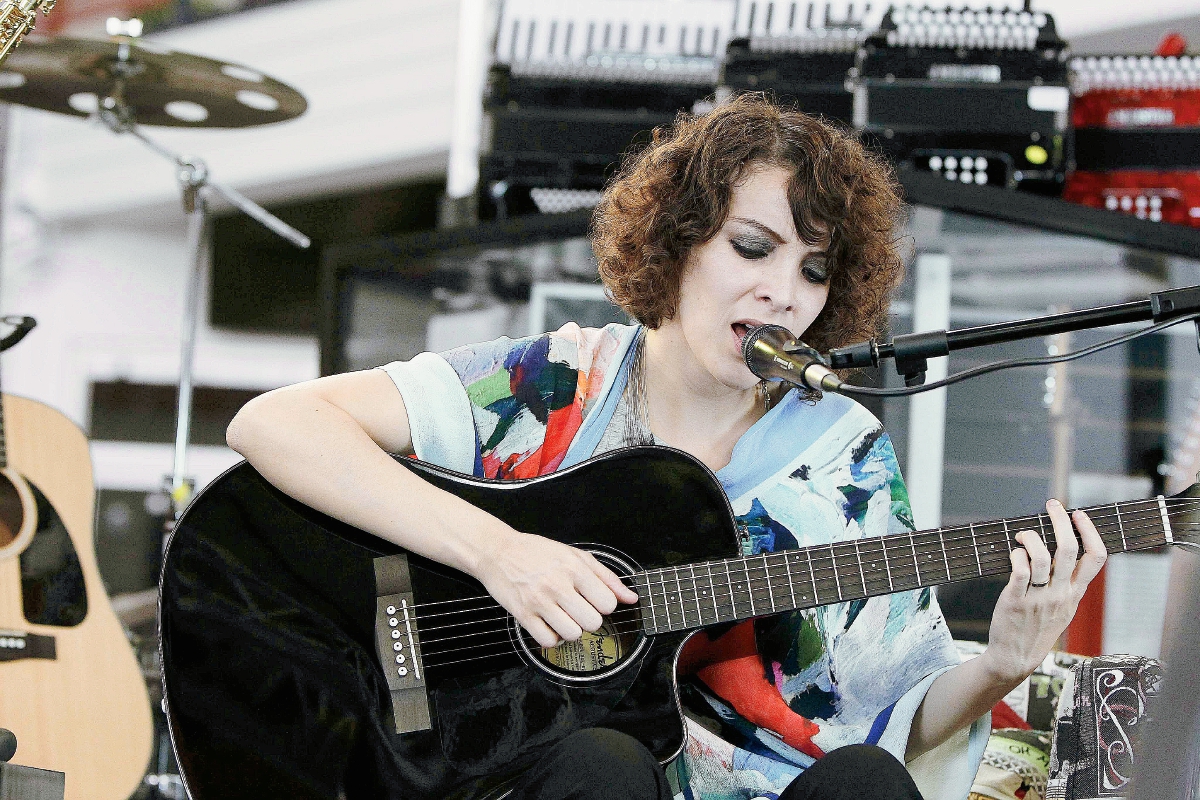 La cantante guatemalteca Gaby Moreno, ganadora de un Latin Grammy en 2013, en San José (Costa Rica) (Foto Prensa Libre: EFE)