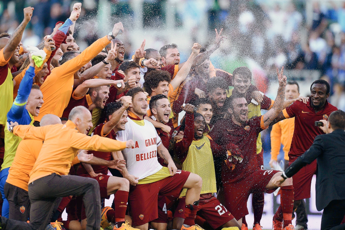 Los jugadores de la Roma festejan luego del triunfo 12 frente al Lazio. (Foto Prensa Libre: AFP)