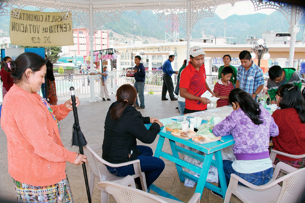 Adultos y niños de Totonicapán acudieron a votar en consulta comunitaria sobre minería e hidroeléctricas. (Foto Prensa Libre: Édgar Domínguez)