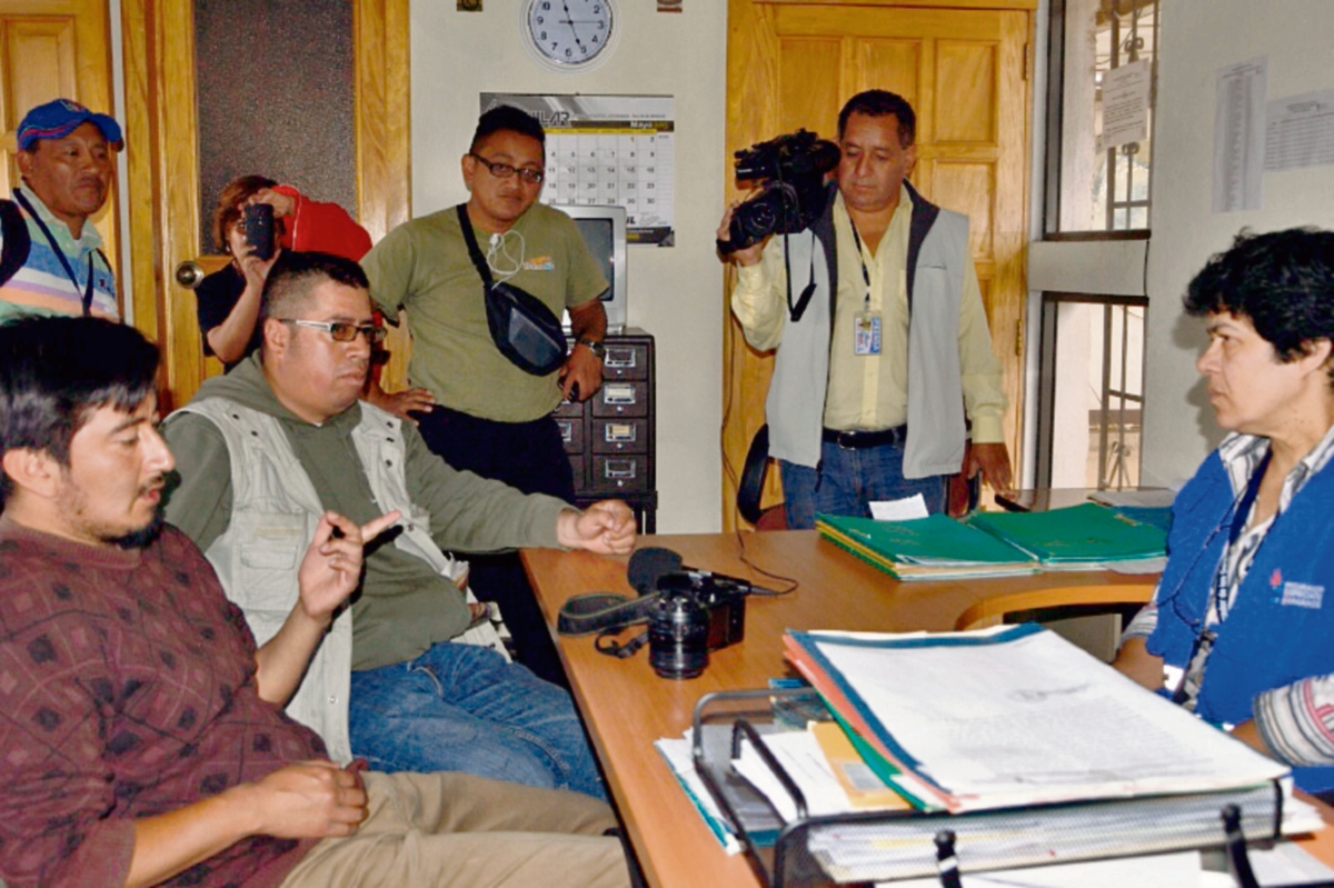 Los reporteros  José Puac y Byron Bravo, agredidos  en  Zunil, exponen su situación en la PDH.