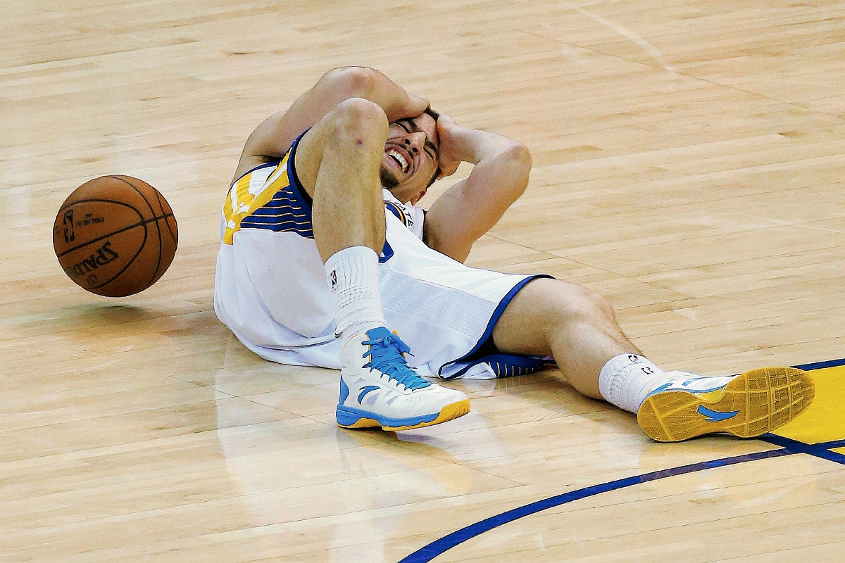Klay Thompson quedó tendido en la cancha luego de la lesión. (Foto Prensa Libre: AP)