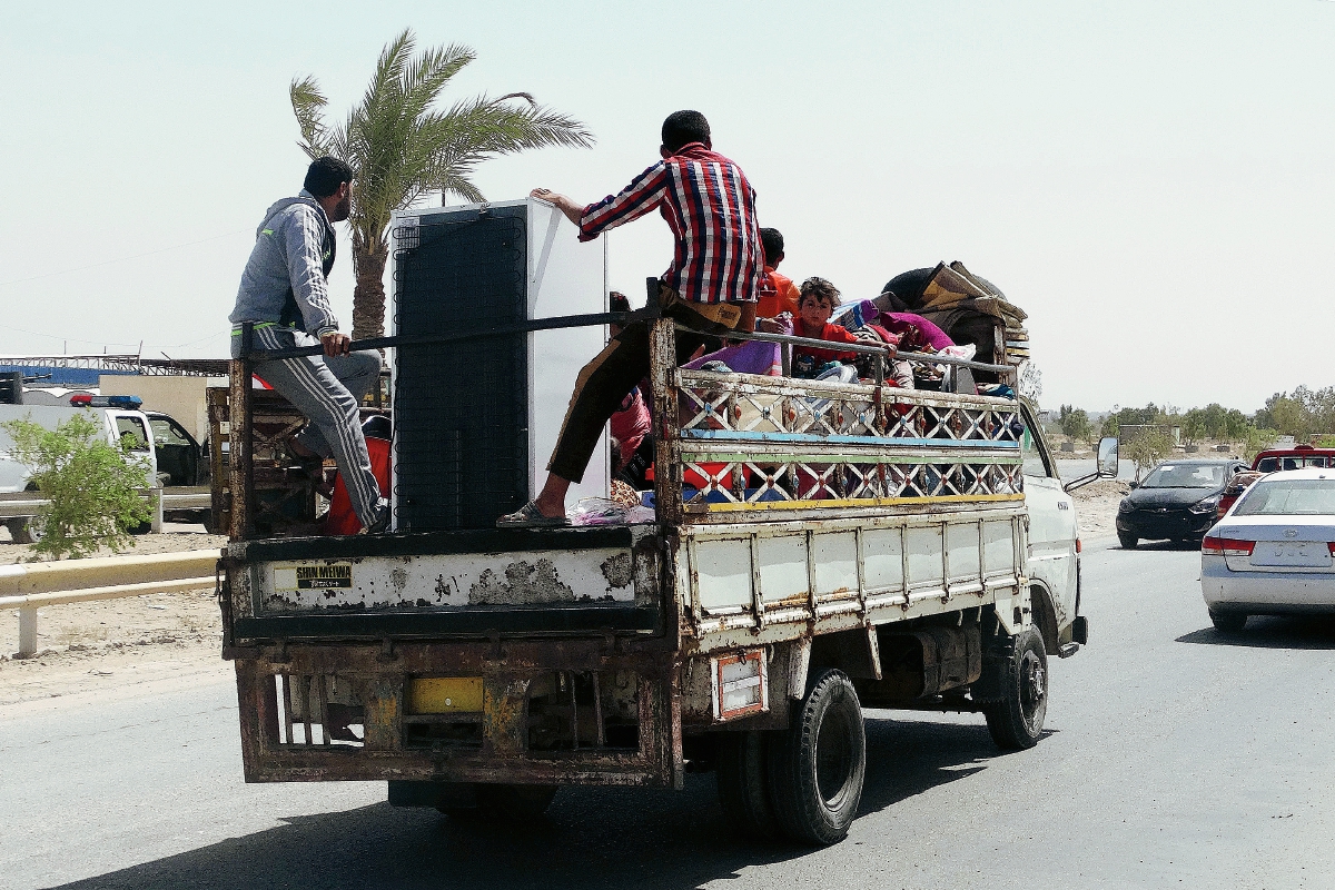 Miles de iraquíes de Ramadi han abandonado sus viviendas ante el incontenible avance del Estado Islámico. (Foto Prensa Libre: AP).