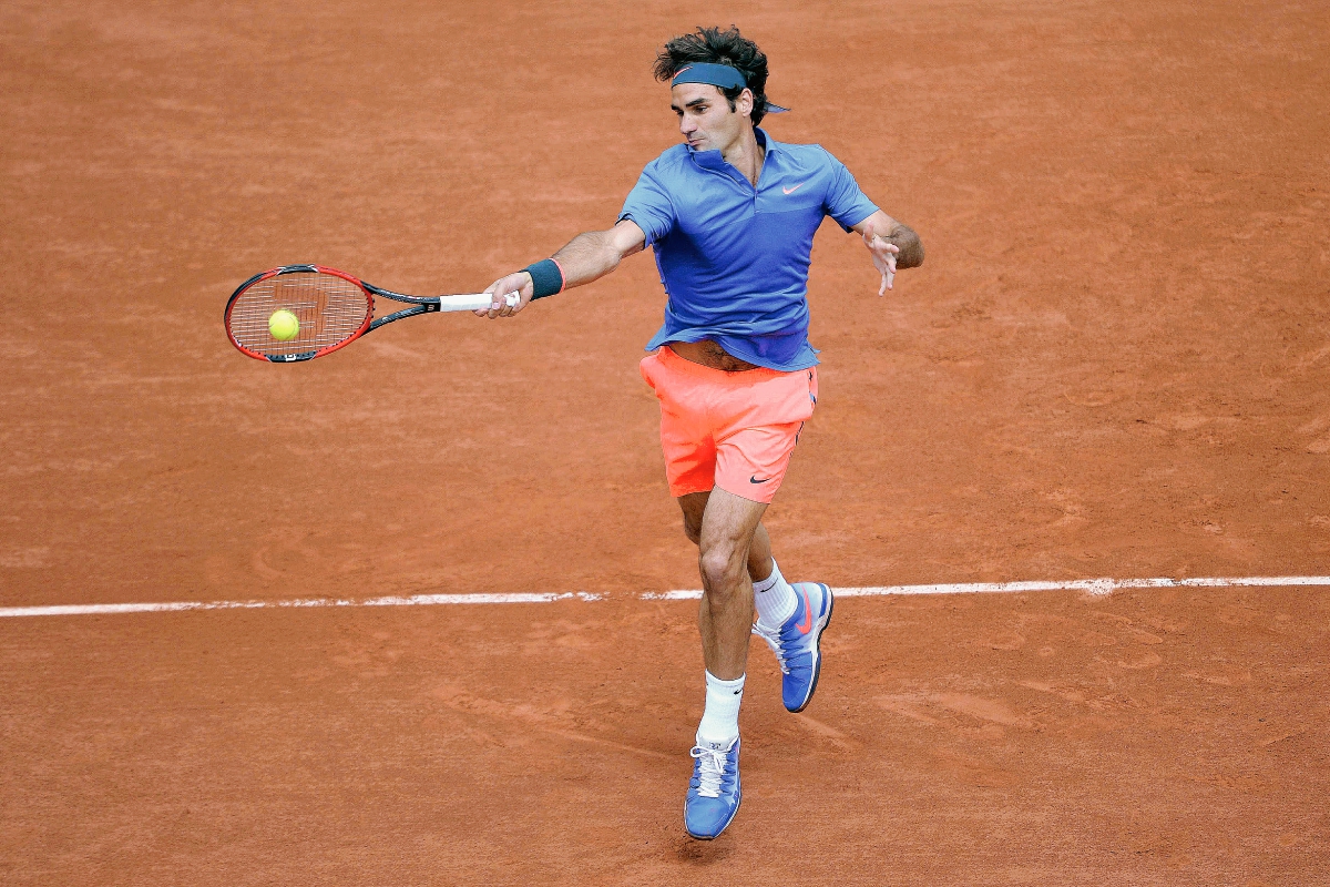 Roger Federer le regresa la pelota a Damir Dzumhur. (Foto Prensa Libre: AFP)
