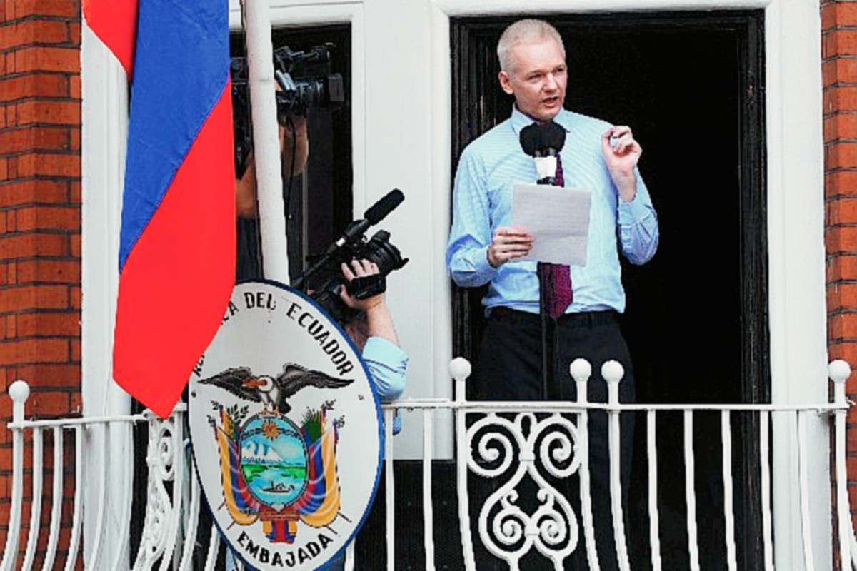 Julian Assange, seencuentra refugiado en la embajada ecuatoriana en londres. (Foto Prensa Libre:AP)