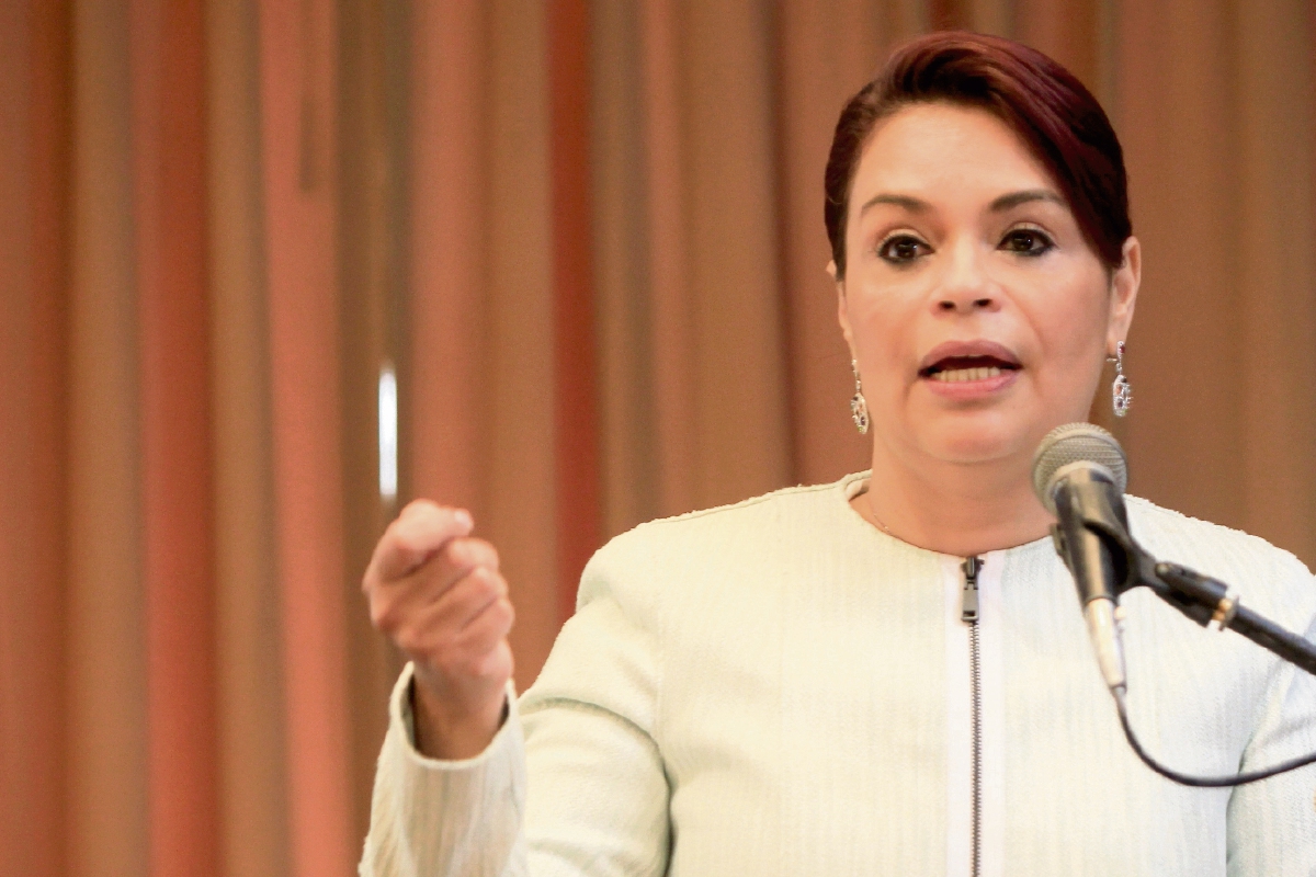 Roxana Baldetti, ex vicepresidenta, ya no podrá ingresar en Estados Unidos, debido a que ese país le retiró la visa y la de sus hijos —insertos—.