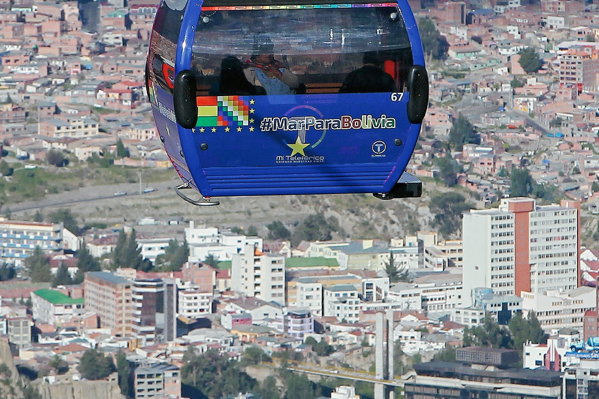 Vista de una de las cabinas del teleférico, en La Paz, Bolivia) (Foto Prensa Libre: EFE)