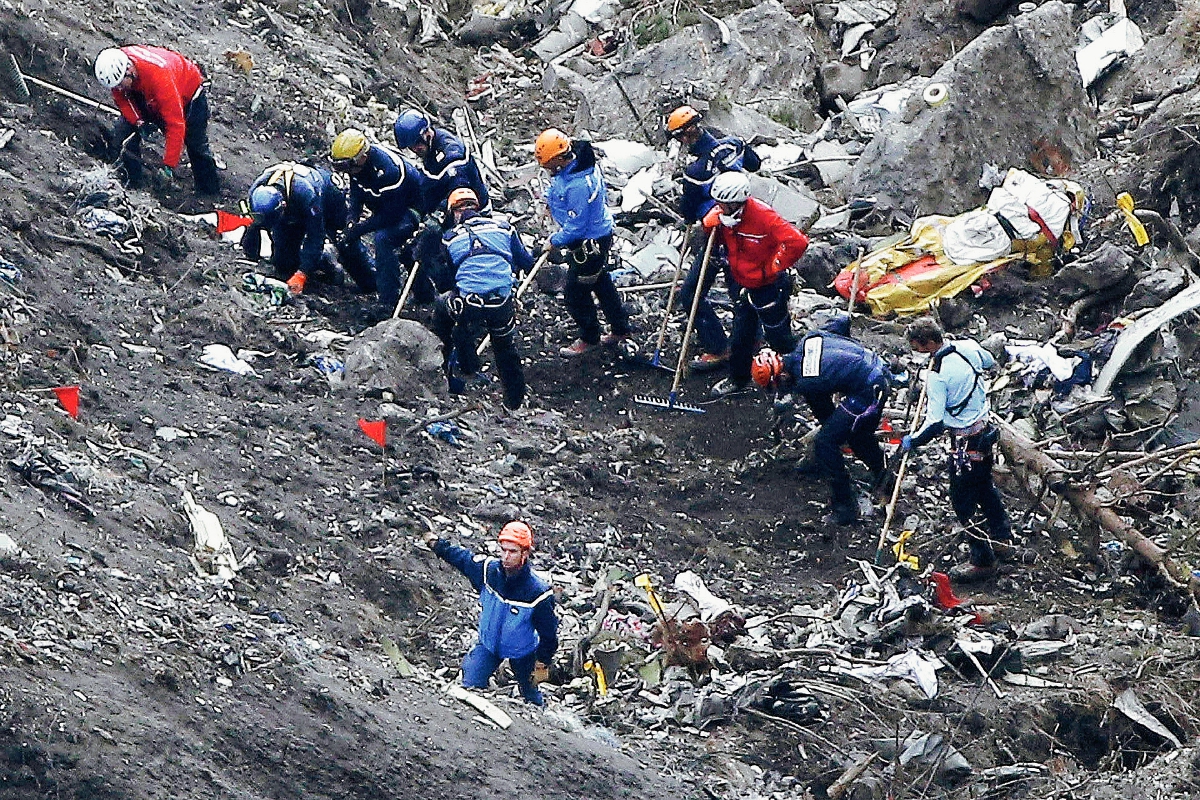 Equipos de rescate trabajan en los escombros del avión de Germanwings en el lugar del accidente(Foto prensa Libre:AP)-