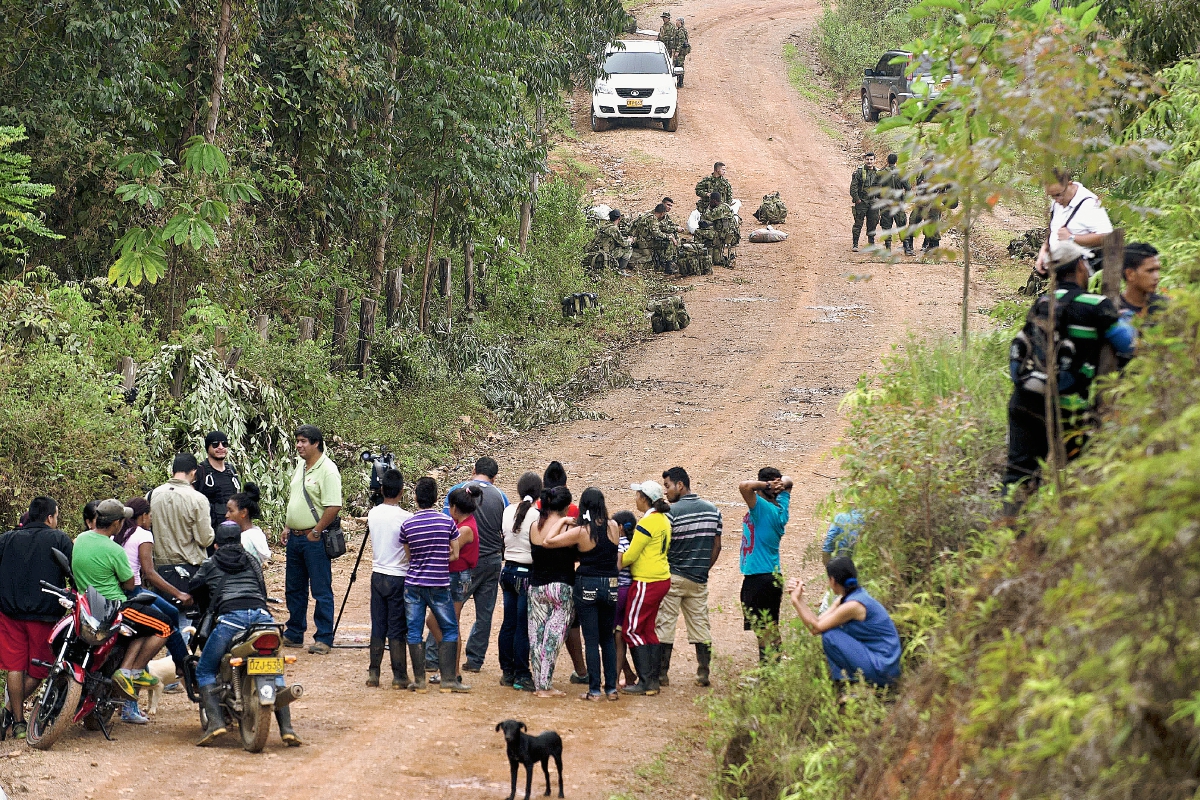 Guerrilleros de las Farc mataron a 10 soldados en una zona rural de Buenos Aires, en el departamento del Cauca, Colombia, el 15 de abril recién pasado. (Foto Prensa Libre:AFP).