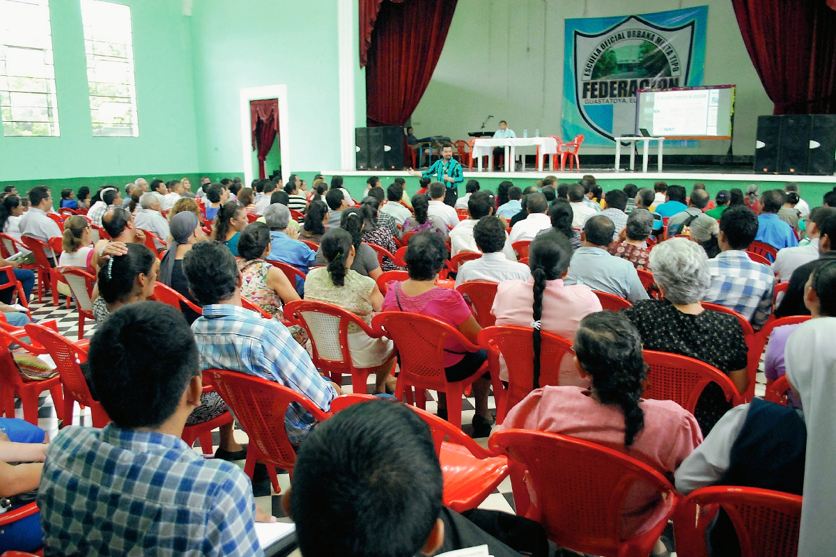 Unos 300  representantes de nueve parroquias de la Iglesia Católica de El Progreso escuchan al analista Cristian Castillo, de la USAC, en foro sobre la realidad sociopolítica del país. (Foto Prensa Libre: Hugo Oliva)