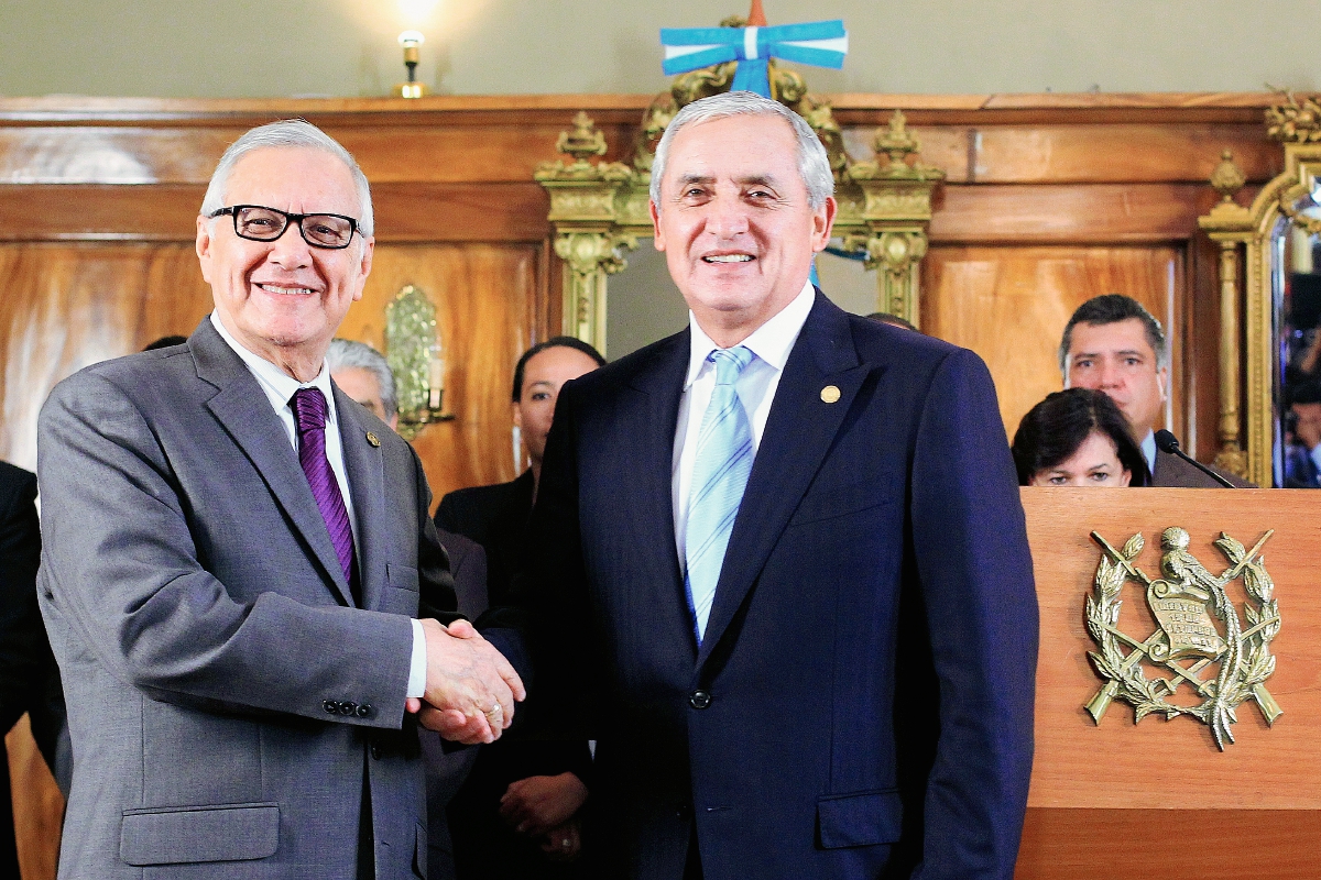 Alejandro Maldonado saluda al presidente Otto Pérez Molina, durante su presentación oficial en el Palacio Nacional. (Foto Prensa Libre: Edwin Bercián)