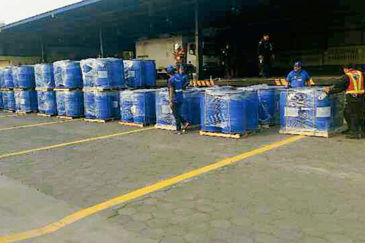 Las autoridades  inspeccionan 123 toneles con precursores químicos para la elaboración de droga sintética, en Puerto Quetzal, Escuintla. (Foto Prensa Libre: Carlos Paredes)