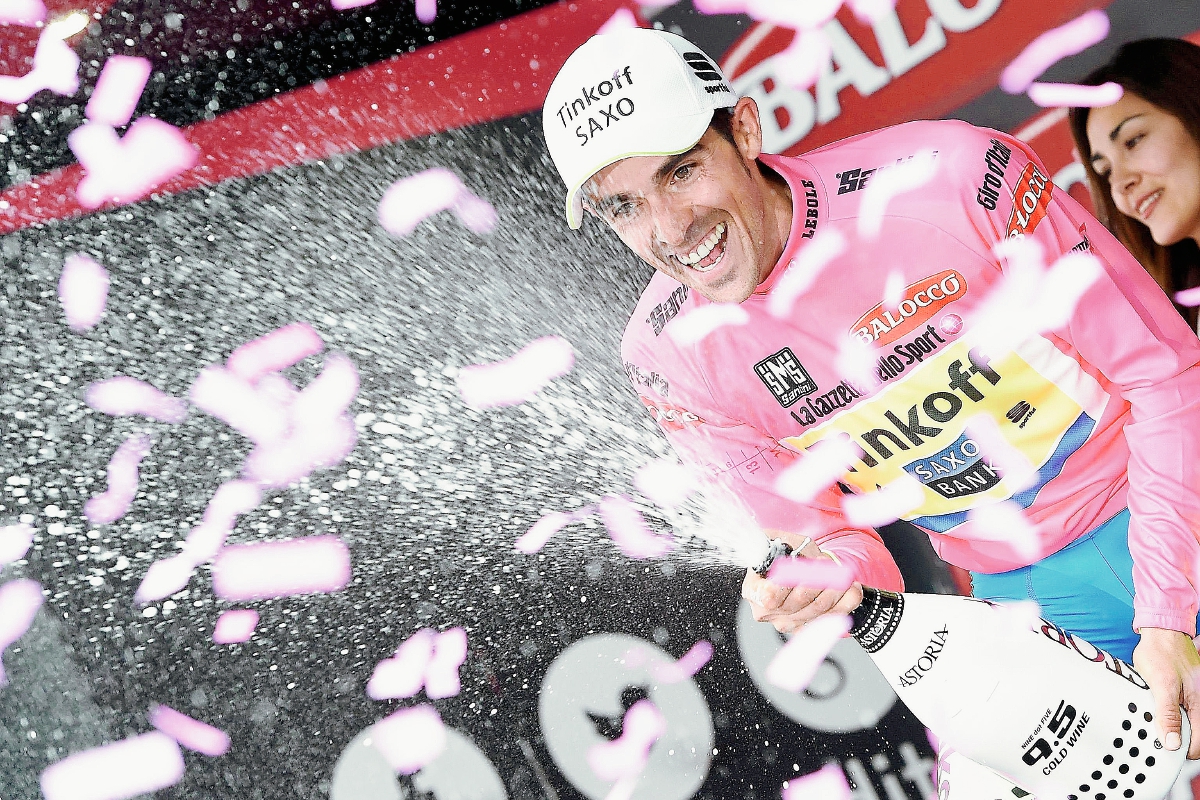 Contador celebra con el suéter rosa tras mantener su liderato. (Foto Prensa Libre: AP)