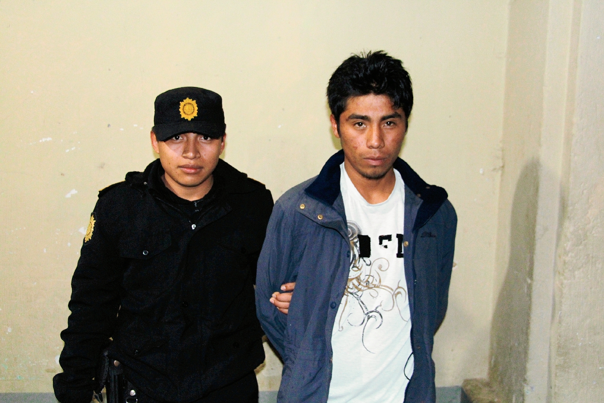 Luis Ventura Macario fue capturado en la zona 3 de Xela, sindicado del delito de violación. (Foto Prensa Libre: Carlos Ventura)