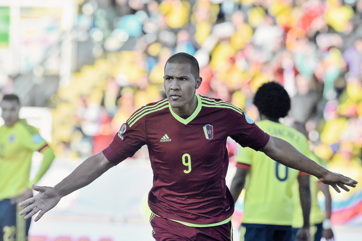 Salomón Rondón festeja tras anotar el gol del triunfo de la vinotinto frente a Colombia. (Foto Prensa Libre: AFP)