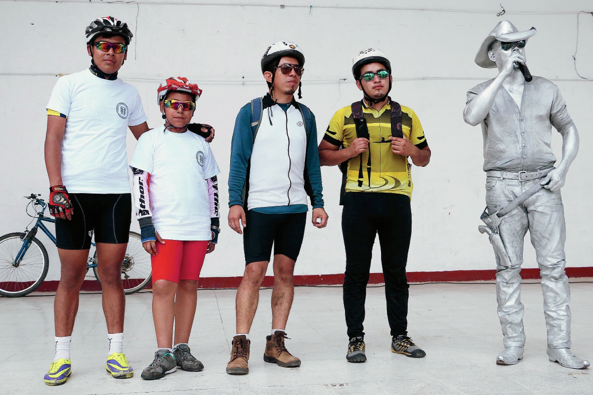 Los jóvenes ciclistas y el artista de estatuas humanas se reunieron en Salamá. (Foto Prensa Libre: Carlos Grave)