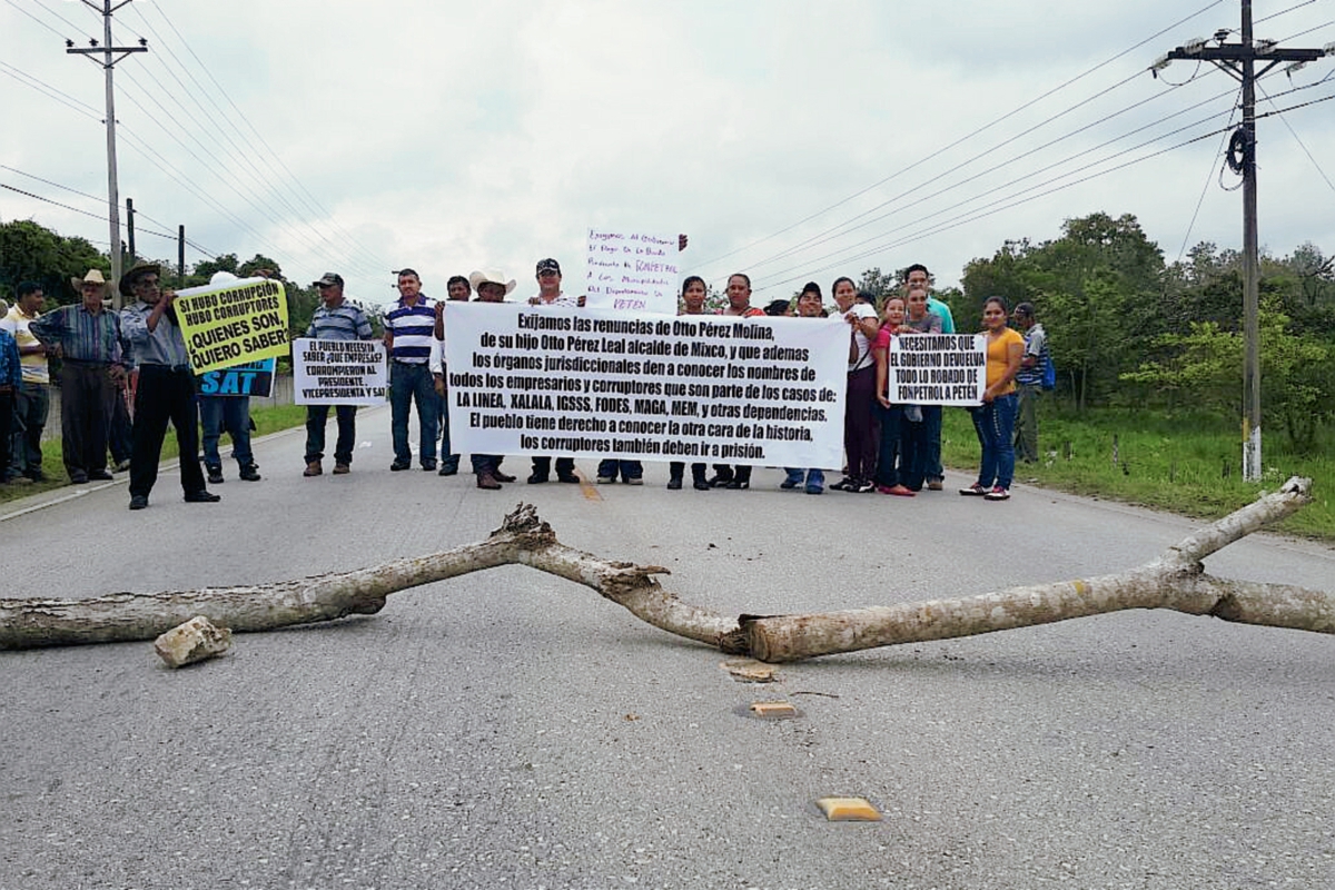 Por la tarde del viernes un grupo de personas obstaculizó la ruta entre Santa Elena y Tikal, en Petén, para exigir los fondos completos de Fonpetrol. (Foto Prensa Libre. Rigoberto Escobar)