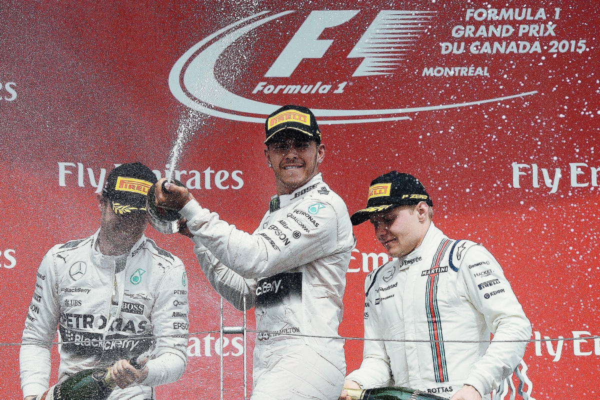 Hamilton celebra el triunfo de este domingo en Montreal. (Foto Prensa Libre: AFP)
