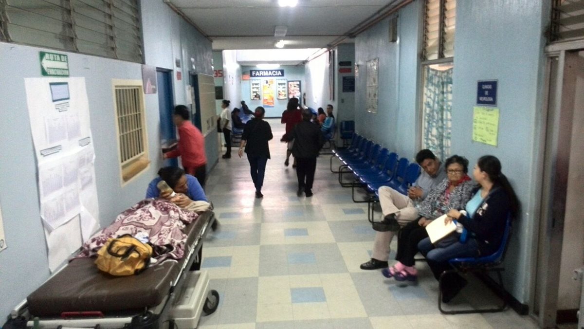 El Hospital San Juan de Dios, se declaró en alerta institucional y suspendió la atención de enfermos. (Foto Prensa Libre: E Ávila) 