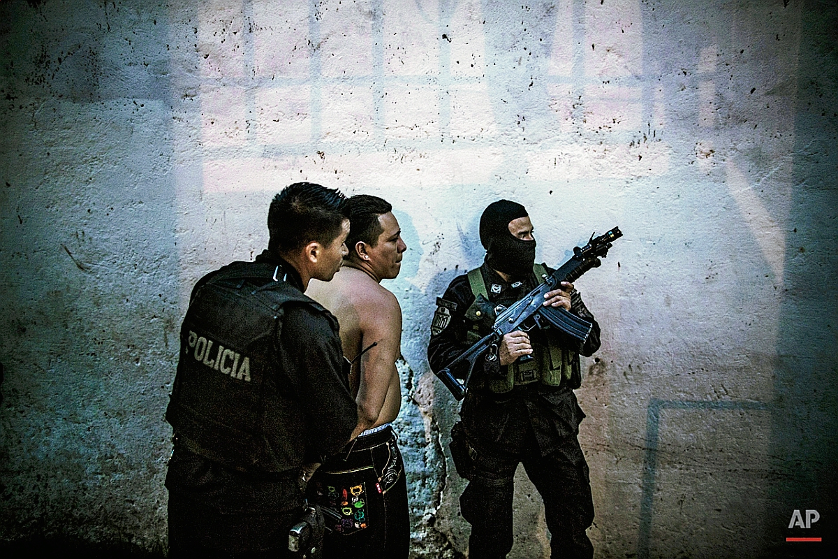 Agentes detienen a integrante de una pandilla en San Salvador. (Foto Prensa Libre:AP)