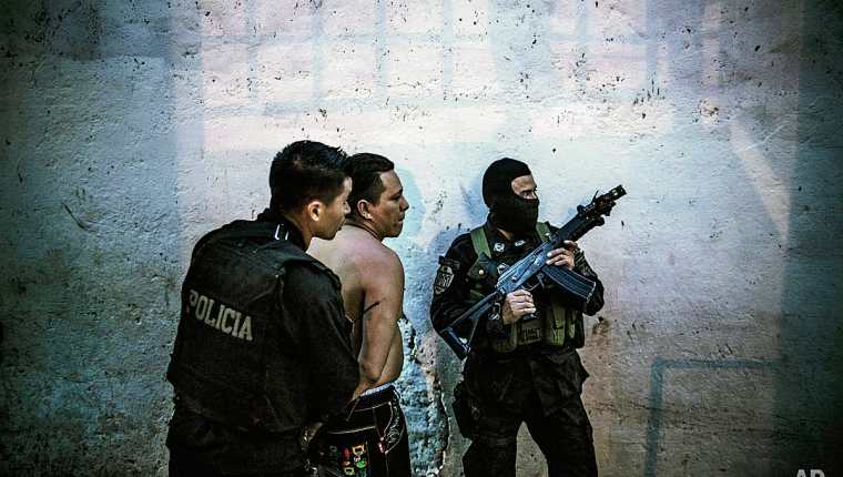 Agentes detienen a integrante de una pandilla en San Salvador. (Foto Prensa Libre:AP)