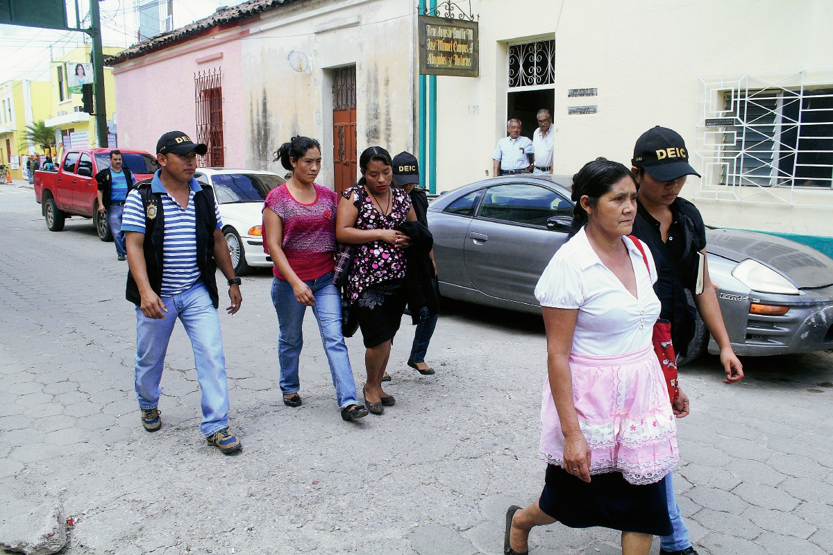 Tres mujeres son apresadas por agresión a madre e hija, en la aldea Sanyuyo, Jalapa. (Foto Prensa Libre: Hugo Oliva)