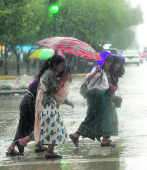 En la capital habrán lluvias leves, según el pronóstico. (Foto Prensa Libre: Hemeroteca PL)