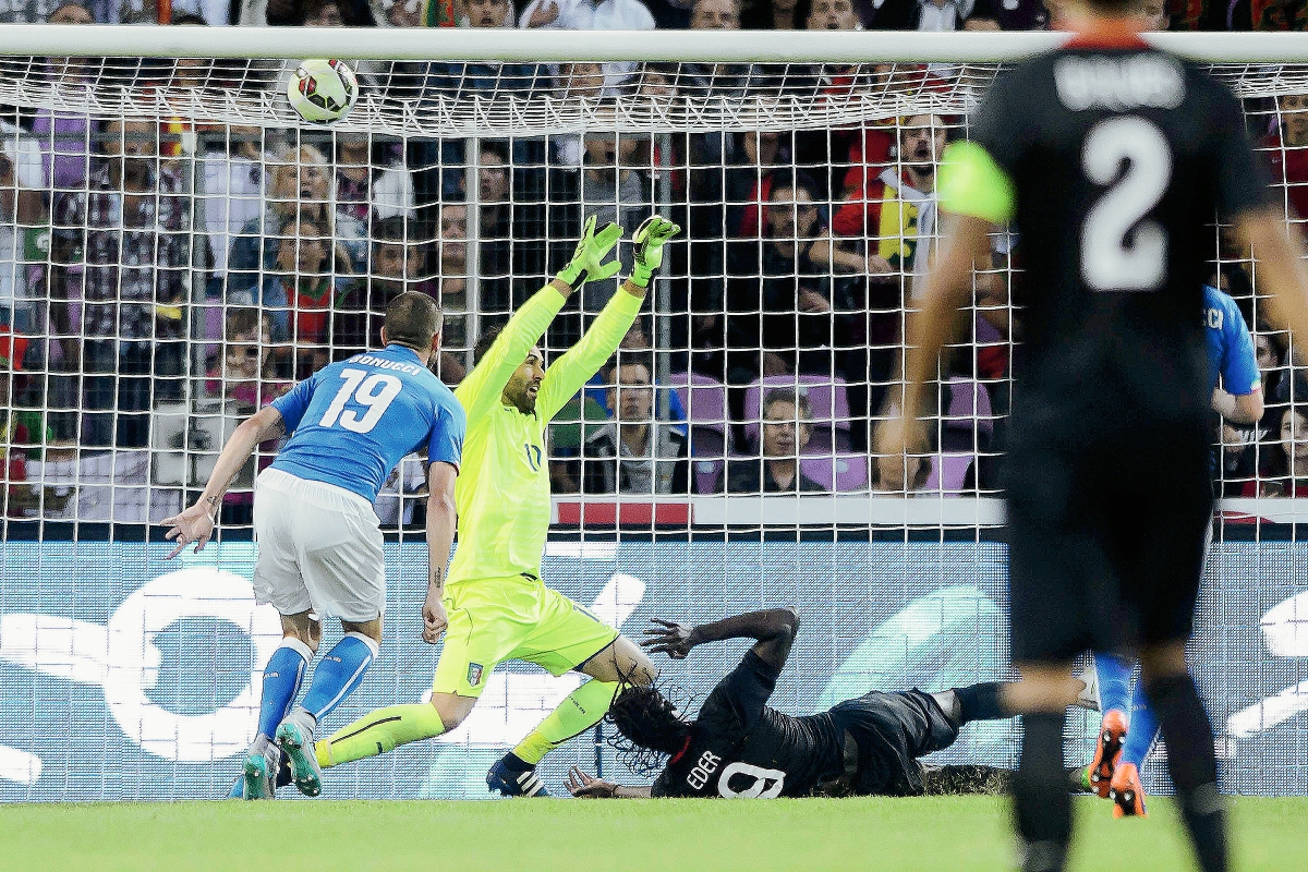 Eder &mdash;derecha&mdash; marca el único tanto del partido, ante el esfuerzo del portero italiano Salvatore Sirigu y el defensor Leonardo Bonucci (Foto Prensa Libre: AFP)