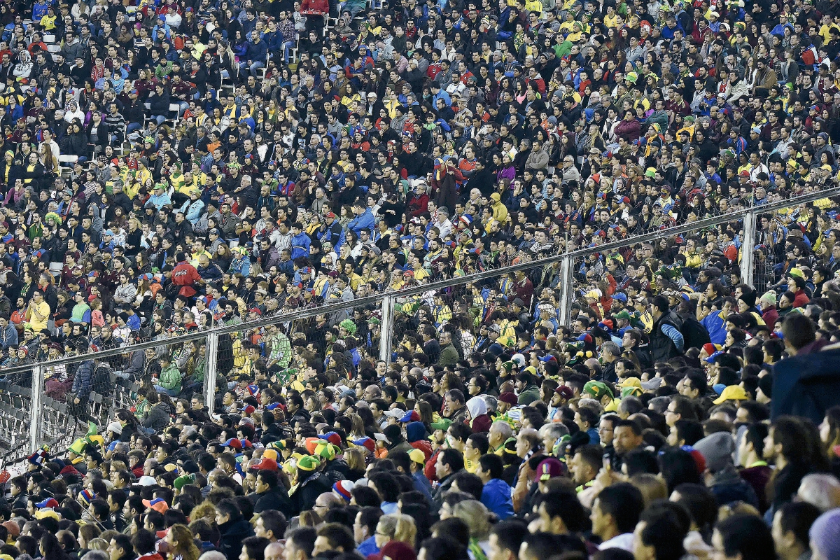 Miles de  aficionados se congregaron en el Estadio Monumental David Arellano en Santiago, en el juego de Brasil contra Venezuela. (Foto Prensa Libre:     AFP)